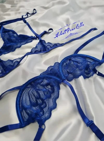 Ensemble de lingerie bleu avec ras de cou