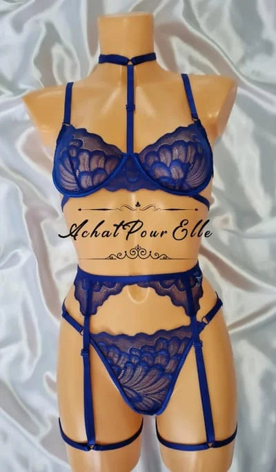 Ensemble de lingerie bleu avec ras de cou