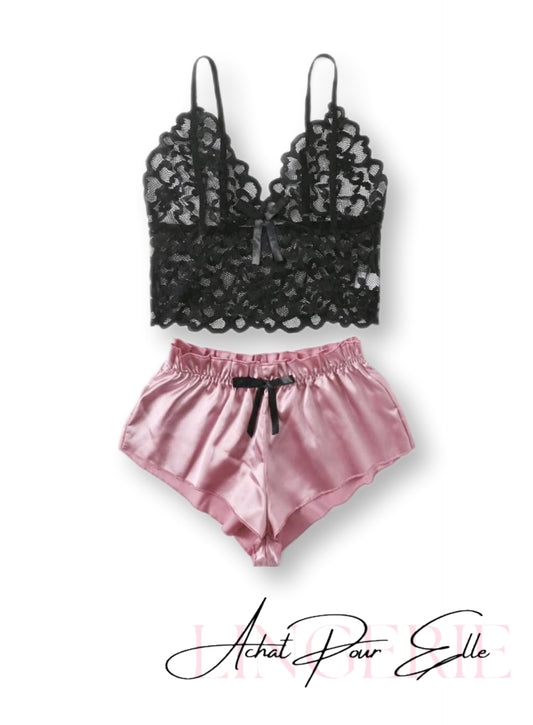 Pyjama en satin rose avec bralette en dentelle